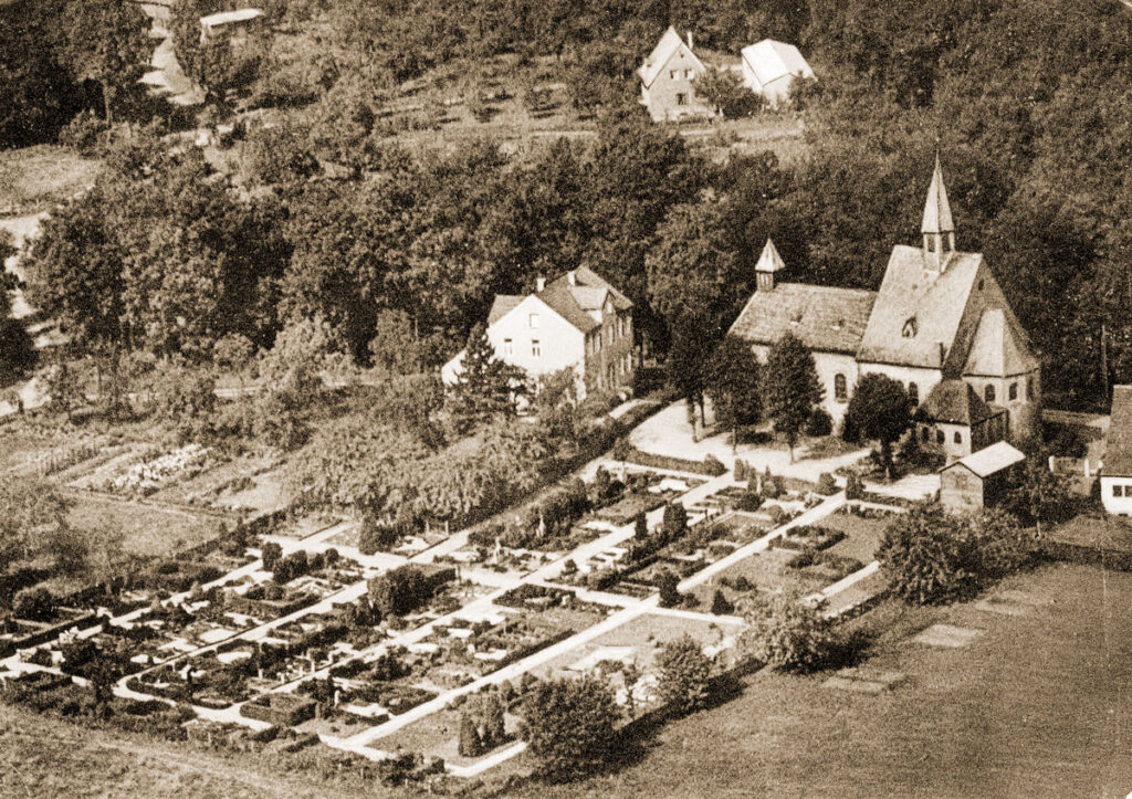 Blick auf Kirche und Friedhof