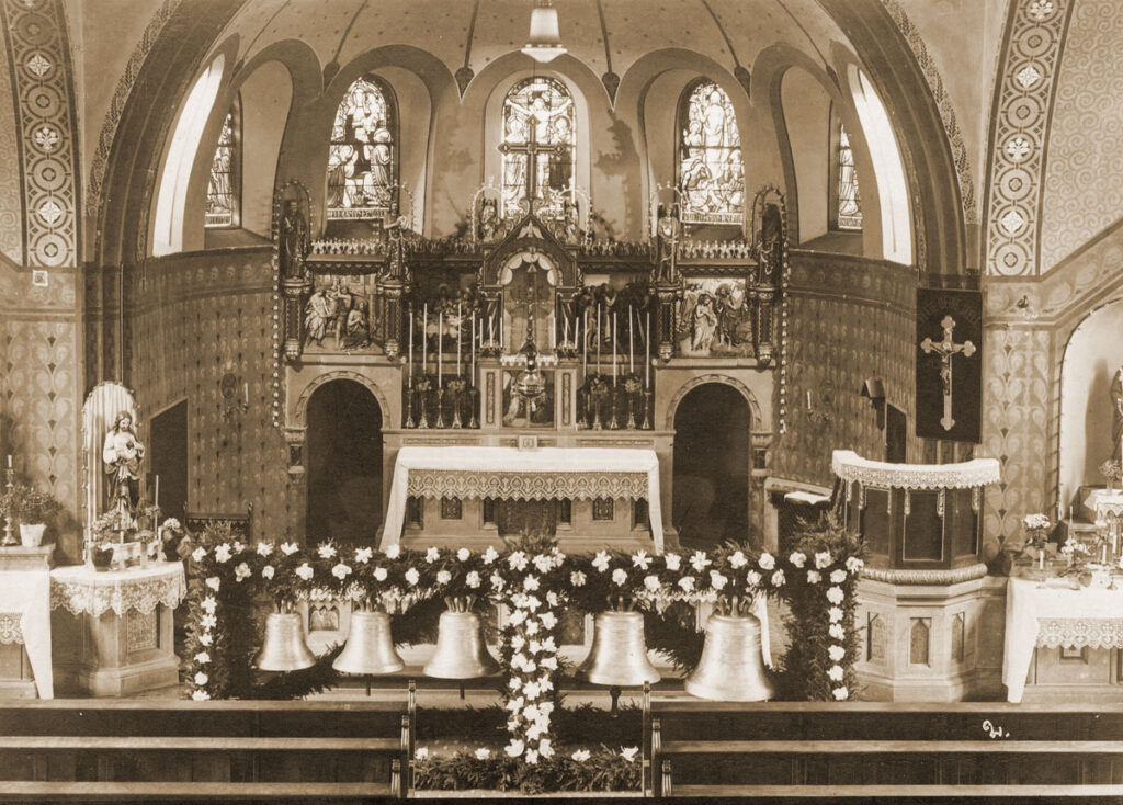 Blick auf den Altarraum einer Kirche