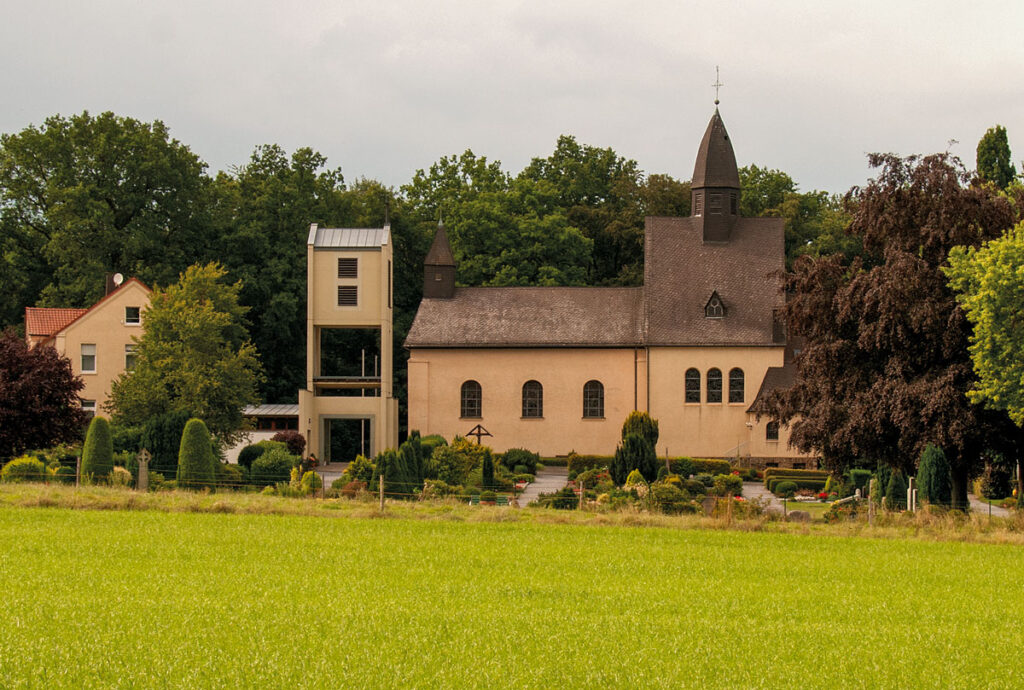 Blick auf Kirche und Friedhof