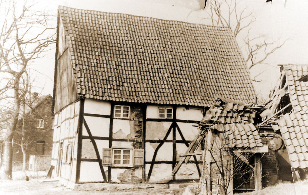 Foto eines heruntergekommenen und teilweise verfallenen Hauses