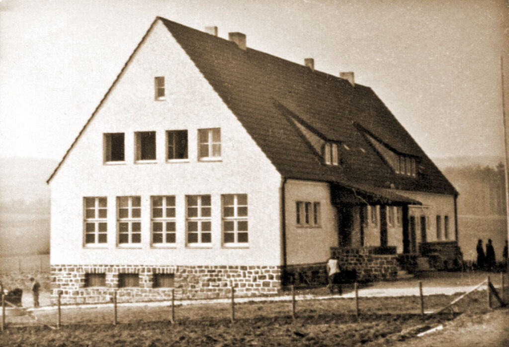 Ein neu erbautes Gebäude steht allein auf weiter Flur