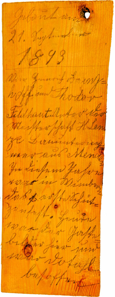 Ein beschriebenes Holzbrett